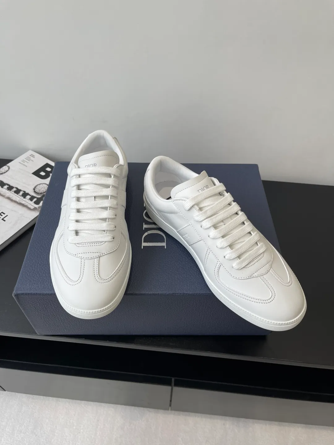 Factory price: 420💰The top version of Dior 25ss new product B01 moral training shoes. The toe size design of the couple's style is a bit wider. The upper foot comfort is perfect. The thread is beautiful. Perfectly suitable for trousers. Decorated with various classic details. It is the ideal choice for daily styling. It can be matched with various casual items to create exquisite shapes. Fabric first layer cowhide/lining sheepskin T men's shoes💰U original outsole Code number: 38-44, customized 45